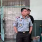 Keterangan foto : Kepala Lapas Narkotika Kelas IIA Gunung Sindur, Dedy Cahyadi didampingi Pejabat Struktural meninjau Langsung Fasilitas Pelayanan Publik Berbasis HAM di Blok Hunian dari Kamar Khusus Lansia, Senin (13/11/2023)