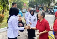 Keterangan foto : Pegawai Lapas Cirebon Laksanakan Bakti sosial pada masyarakat sekitar, (TerasMedia/Foto)