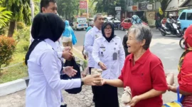 Keterangan foto : Pegawai Lapas Cirebon Laksanakan Bakti sosial pada masyarakat sekitar, (TerasMedia/Foto) 