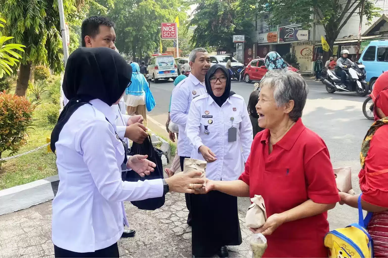 Pegawai Lapas Cirebon Laksanakan Bakti Sosial Pada Masyarakat Sekitar Lapas I Teras Media