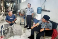 Keterangan foto : Kepala Lapas Cirebon Yan Rusmanto Tinjau Langsung Kegiatan Produksi Anyaman Rotan Warga Binaan, (Senin, 13/11/2023)