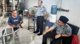 Keterangan foto : Kepala Lapas Cirebon Yan Rusmanto Tinjau Langsung Kegiatan Produksi Anyaman Rotan Warga Binaan, (Senin, 13/11/2023) 