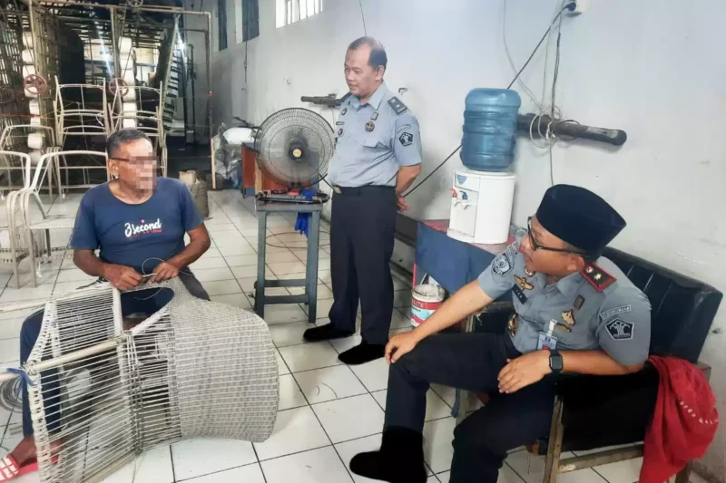 Keterangan foto : Kepala Lapas Cirebon Yan Rusmanto Tinjau Langsung Kegiatan Produksi Anyaman Rotan Warga Binaan, (Senin, 13/11/2023) 