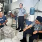 Keterangan foto : Kepala Lapas Cirebon Yan Rusmanto Tinjau Langsung Kegiatan Produksi Anyaman Rotan Warga Binaan, (Senin, 13/11/2023) 
