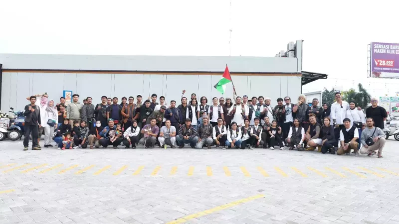 Swafoto bersama komunitas scooterist dalam aksi bela Palestina, sumber foto Istimewa