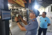 Keterangan foto : Kepala Lapas Cirebon Yan Rusmanto Tinjau Hasil Karya Warga Binaan Pemasyarakatan, (Rabu, 15/11/2023)