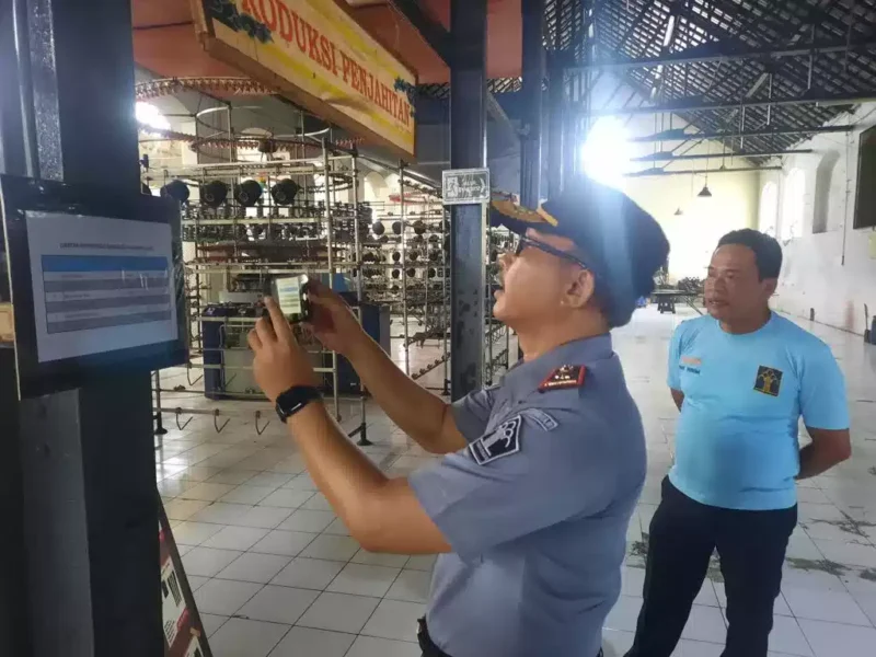 Keterangan foto : Kepala Lapas Cirebon Yan Rusmanto Tinjau Hasil Karya Warga Binaan Pemasyarakatan, (Rabu, 15/11/2023) 