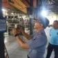Keterangan foto : Kepala Lapas Cirebon Yan Rusmanto Tinjau Hasil Karya Warga Binaan Pemasyarakatan, (Rabu, 15/11/2023) 