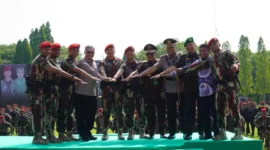 Keterangan foto : Anggota Group 1 Kopassus Beri Salam Kekompakan, (Kamis, 16/11/2023) 