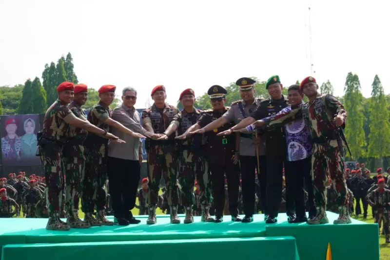 Keterangan foto : Anggota Group 1 Kopassus Beri Salam Kekompakan, (Kamis, 16/11/2023) 