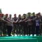 Keterangan foto : Anggota Group 1 Kopassus Beri Salam Kekompakan, (Kamis, 16/11/2023) 