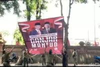 Keterangan foto : Baliho Ganjar - Mahfud di copot Satpol PP di Pematangsiantar Sumatera Utara, (TerasMedia/Foto)