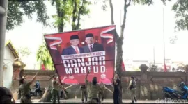 Keterangan foto : Baliho Ganjar - Mahfud di copot Satpol PP di Pematangsiantar Sumatera Utara, (TerasMedia/Foto) 