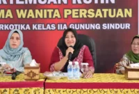 Keterangan foto : Darma Wanita Persatuan (DWP) Lapas Narkotika Kelas IIA Gunung Sindur menggelar pertemuan rutin perdana dan arisan, bertempat di Aula Gedung I Lantai III, Jum’at (17/11)