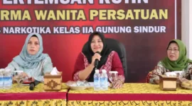 Keterangan foto : Darma Wanita Persatuan (DWP) Lapas Narkotika Kelas IIA Gunung Sindur menggelar pertemuan rutin perdana dan arisan, bertempat di Aula Gedung I Lantai III, Jum’at (17/11)