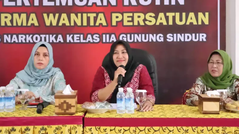 Keterangan foto : Darma Wanita Persatuan (DWP) Lapas Narkotika Kelas IIA Gunung Sindur menggelar pertemuan rutin perdana dan arisan, bertempat di Aula Gedung I Lantai III, Jum’at (17/11)