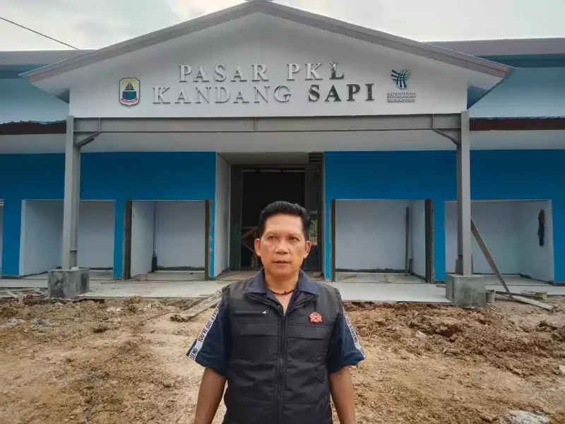 Keterangan foto : Sekjen Matahukum, Mukhsin Nasir saat berada di Pasar Rangkasbitung, Kamis (23/11/2023)