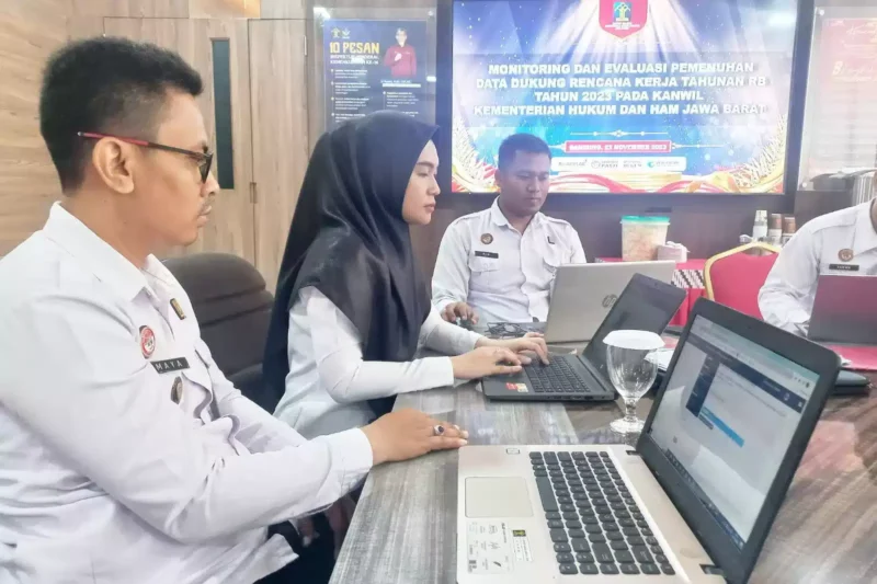 Keterangan foto : Petugas Lapas Cirebon Ikuti Monitoring dan Evaluasi Pemenuhan RKT RB Tahun 2023,(Kamis, 23/11/2023) 