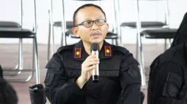 Keterangan foto : Kepala Lapas Cirebon Yan Rusmanto Berikan Arahan Pada Warga Binaan Pemasyarakatan, (Kamis, 23/11/2023) 