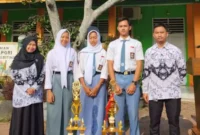 Keterangan poto : Kepala SMK PGRI Rangkasbitung, Dini Hipdianai, M. Pd, saat menyabut Anak Didiknya usai mendapatka Juara pada 12/10/2023