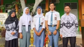 Keterangan poto : Kepala SMK PGRI Rangkasbitung, Dini Hipdianai, M. Pd, saat menyabut Anak Didiknya usai mendapatka Juara pada 12/10/2023