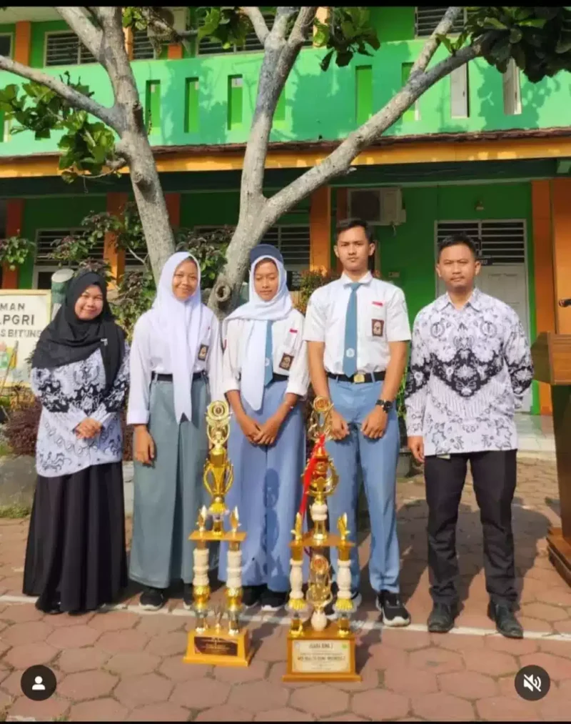 Keterangan poto : Kepala SMK PGRI Rangkasbitung, Dini Hipdianai, M. Pd, saat menyabut Anak Didiknya usai mendapatka Juara pada 12/10/2023