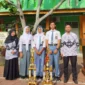 Keterangan poto : Kepala SMK PGRI Rangkasbitung, Dini Hipdianai, M. Pd, saat menyabut Anak Didiknya usai mendapatka Juara pada 12/10/2023