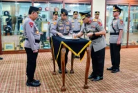 Keterangan foto : Kapolri Jenderal Listyo Sigit Prabowo memimpin upacara serah terima jabatan (Sertijab) Kepala Kepolisian Daerah (Kapolda) Banten di gedung Rupatama Mabes Polri, Jakarta pada Jumat (24/11)