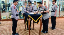 Keterangan foto : Kapolri Jenderal Listyo Sigit Prabowo memimpin upacara serah terima jabatan (Sertijab) Kepala Kepolisian Daerah (Kapolda) Banten di gedung Rupatama Mabes Polri, Jakarta pada Jumat (24/11)