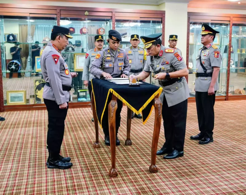 Keterangan foto : Kapolri Jenderal Listyo Sigit Prabowo memimpin upacara serah terima jabatan (Sertijab) Kepala Kepolisian Daerah (Kapolda) Banten di gedung Rupatama Mabes Polri, Jakarta pada Jumat (24/11)