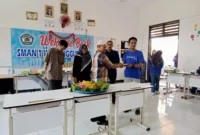 Keterangan foto : Penyerahan souvenir oleh panitia alumni SMAN 1 Warunggunung kepada Guru, (Minggu, 26/11/2023)