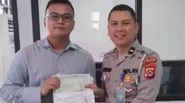 Keterangan foto : Pengunjung yang telah bayar pajak kendaraan, Senin (27/11/2023)