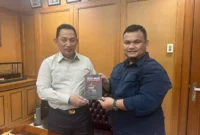 Keterangan foto : Keterangan Foto: Fawer Full Fander Sihite Sebagai Penulis Buku Mata Awam Bersama Jenderal Polisi Listyo Sigit Prabowo, Senin (27/11/2023)