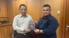 Keterangan foto : Keterangan Foto: Fawer Full Fander Sihite Sebagai Penulis Buku Mata Awam Bersama Jenderal Polisi Listyo Sigit Prabowo, Senin (27/11/2023)