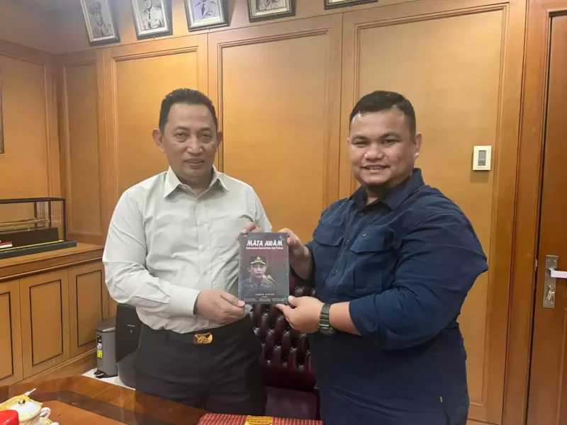 Keterangan foto : Keterangan Foto: Fawer Full Fander Sihite Sebagai Penulis Buku Mata Awam Bersama Jenderal Polisi Listyo Sigit Prabowo, Senin (27/11/2023)