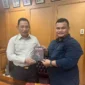 Keterangan foto : Keterangan Foto: Fawer Full Fander Sihite Sebagai Penulis Buku Mata Awam Bersama Jenderal Polisi Listyo Sigit Prabowo, Senin (27/11/2023)