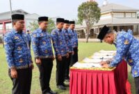 Keterangan foto : Kepala Lapas Narkotika Kelas IIA Gunung Sindur Dedy Cahyadi, bertindak sebagai Inspektur Upacara pada perhelatan Upacara Peringatan HUT KORPRI ke-52, Rabu (29/11/2023)