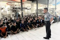 Keterangan foto : Kabid Giatja Lapas Kelas I Cirebon, Agustiyar Ekantoro berikan arahan kepada warga binaan kegiatan kerja mengenai pentingnya menjaga Keselamatan dan Kesehatan Kerja(K3).(Kamis, 30/11/2023)