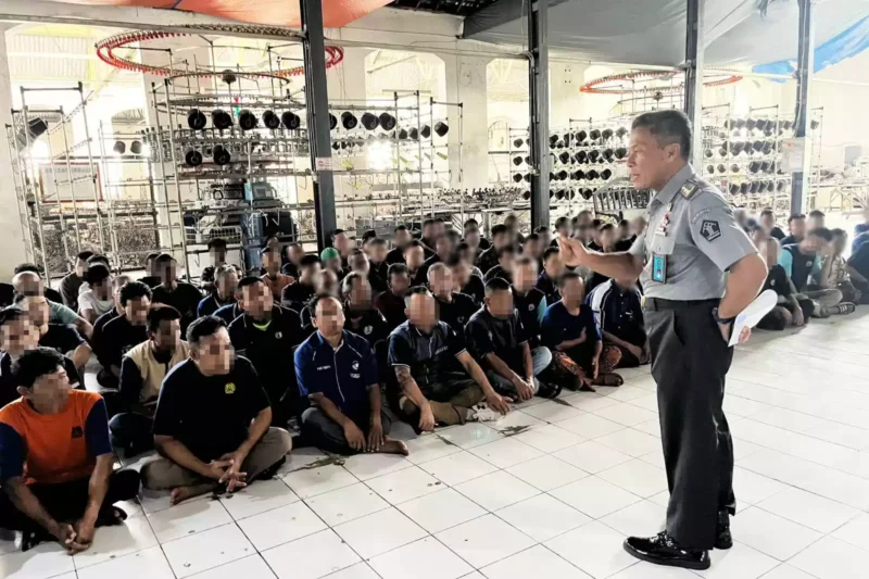 Keterangan foto : Kabid Giatja Lapas Kelas I Cirebon, Agustiyar Ekantoro berikan arahan kepada warga binaan kegiatan kerja mengenai pentingnya menjaga Keselamatan dan Kesehatan Kerja(K3).(Kamis, 30/11/2023) 