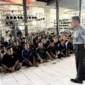 Keterangan foto : Kabid Giatja Lapas Kelas I Cirebon, Agustiyar Ekantoro berikan arahan kepada warga binaan kegiatan kerja mengenai pentingnya menjaga Keselamatan dan Kesehatan Kerja(K3).(Kamis, 30/11/2023) 