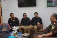 Keterangan foto : Kepala Kejaksaan Negeri Jakarta Barat (Kajari Jakbar), Hendri Antoro didampingi oleh Kepala Seksi Intelijen menerima Audiensi dari Komisi Pemilihan Umum (KPU) Kota Jakarta Barat, Kamis (30/11/2023)