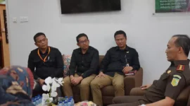 Keterangan foto : Kepala Kejaksaan Negeri Jakarta Barat (Kajari Jakbar), Hendri Antoro didampingi oleh Kepala Seksi Intelijen menerima Audiensi dari Komisi Pemilihan Umum (KPU) Kota Jakarta Barat, Kamis (30/11/2023)