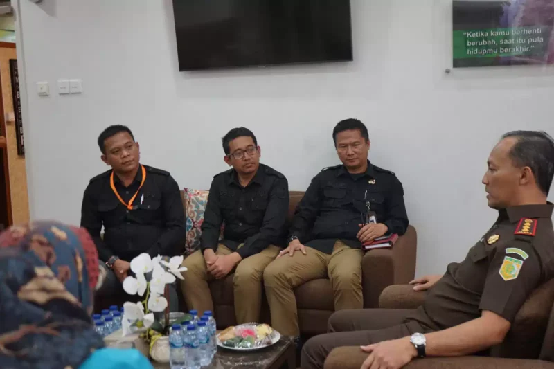 Keterangan foto : Kepala Kejaksaan Negeri Jakarta Barat (Kajari Jakbar), Hendri Antoro didampingi oleh Kepala Seksi Intelijen menerima Audiensi dari Komisi Pemilihan Umum (KPU) Kota Jakarta Barat, Kamis (30/11/2023)