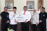 Keterangan foto : Kepala Kantor Wilayah R. Andika Dwi Prasetya bersama Kepala Divisi Administrasi Itun Wardatul Hamro, Kepala Divisi Keimigrasian Yayan Indriana dan Kepala Bagian Umum Ferry Ferdiansyah menyerahkan bantuan kemanusiaan kepada BAZNAS, Kamis (30/11/2023)