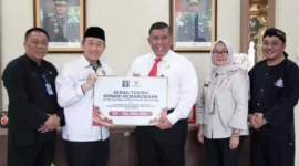 Keterangan foto : Kepala Kantor Wilayah R. Andika Dwi Prasetya bersama Kepala Divisi Administrasi Itun Wardatul Hamro, Kepala Divisi Keimigrasian Yayan Indriana dan Kepala Bagian Umum Ferry Ferdiansyah menyerahkan bantuan kemanusiaan kepada BAZNAS, Kamis (30/11/2023)