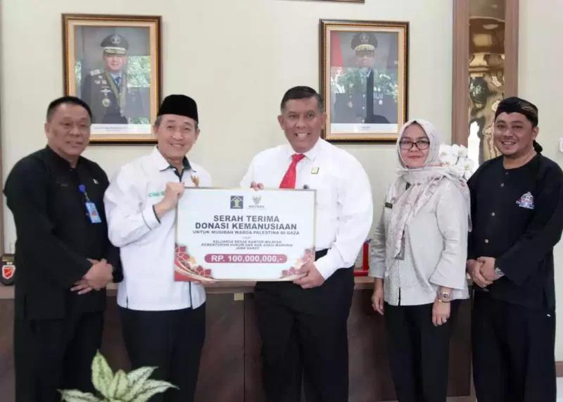 Keterangan foto : Kepala Kantor Wilayah R. Andika Dwi Prasetya bersama Kepala Divisi Administrasi Itun Wardatul Hamro, Kepala Divisi Keimigrasian Yayan Indriana dan Kepala Bagian Umum Ferry Ferdiansyah menyerahkan bantuan kemanusiaan kepada BAZNAS, Kamis (30/11/2023)