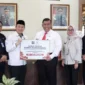 Keterangan foto : Kepala Kantor Wilayah R. Andika Dwi Prasetya bersama Kepala Divisi Administrasi Itun Wardatul Hamro, Kepala Divisi Keimigrasian Yayan Indriana dan Kepala Bagian Umum Ferry Ferdiansyah menyerahkan bantuan kemanusiaan kepada BAZNAS, Kamis (30/11/2023)