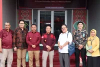 Keterangan foto : Kepala Divisi Pemasyarakatan Kanwil Kemenkumham Jabar, Kusnali, didampingi Kalapas Narkotika Kelas IIA Gunung Sindur, Dedy Cahyadi menerima kunjungan studi lapangan mahasiswa Universitas Indonesia (UI), Kamis (30/11/2023)