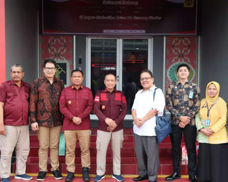 Keterangan foto : Kepala Divisi Pemasyarakatan Kanwil Kemenkumham Jabar, Kusnali, didampingi Kalapas Narkotika Kelas IIA Gunung Sindur, Dedy Cahyadi menerima kunjungan studi lapangan mahasiswa Universitas Indonesia (UI), Kamis (30/11/2023)