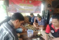 Keterangan poto : Kapolsek Leuwidamar Ikuti Lomba Catur usai gelar Jum'at Curhat pada 10/11/2023